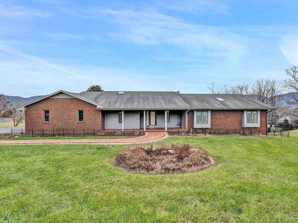 7090 Highfields Farm Trl, Roanoke, VA 24018