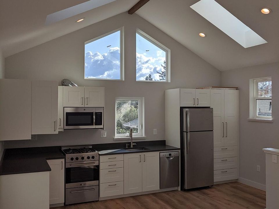 Open floor plan - Kitchen and living room