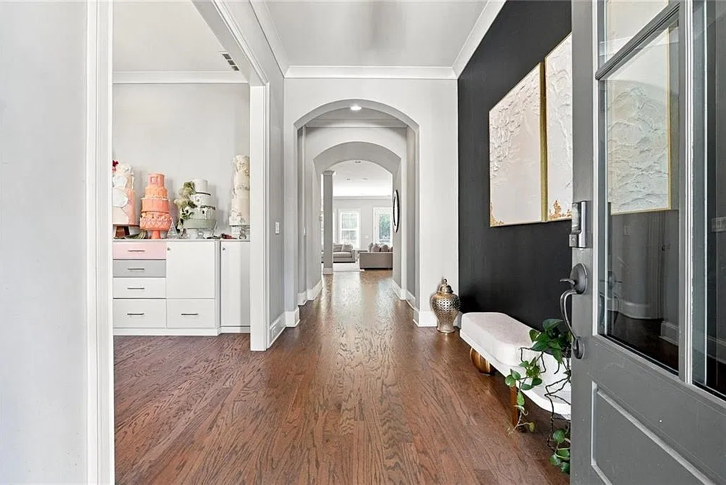 4 bed, 4.5 bath, 4084 sqft, $6,500 — Photo 2