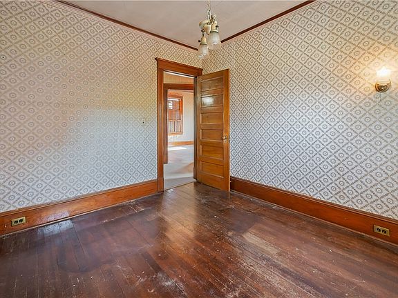 26th image of 616 E Main St