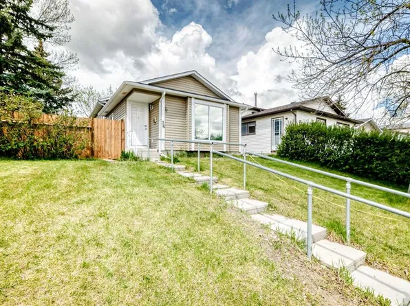 36 E Castleglen Way NE, Calgary, AB T3J 1T3