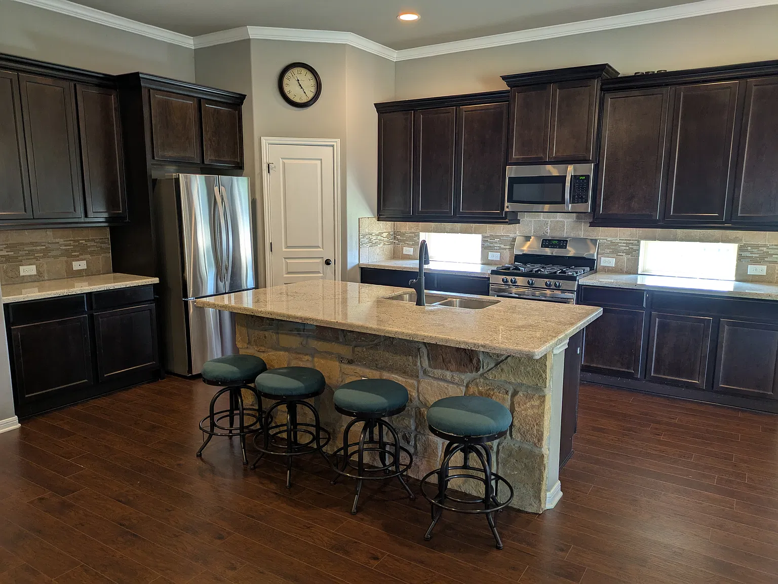 4 bed, 2150 sqft, $2,400 — Photo 4