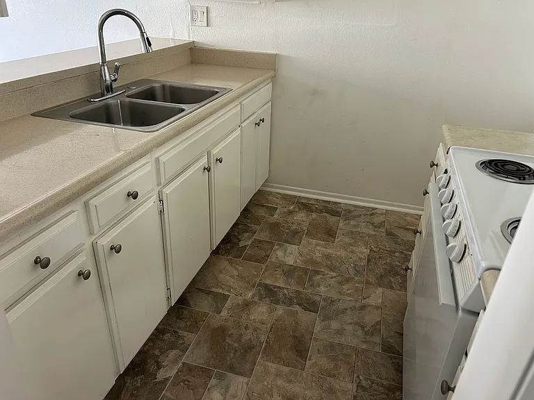 BERENDO APARTMENTS — Photo 11