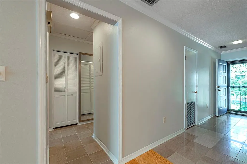2 bed, 2.0 bath, 1219 sqft, $1,800 — Photo 2