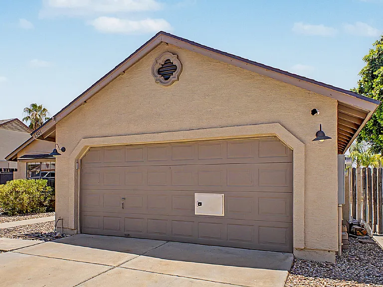 1301 E Taro Ln — Photo 2