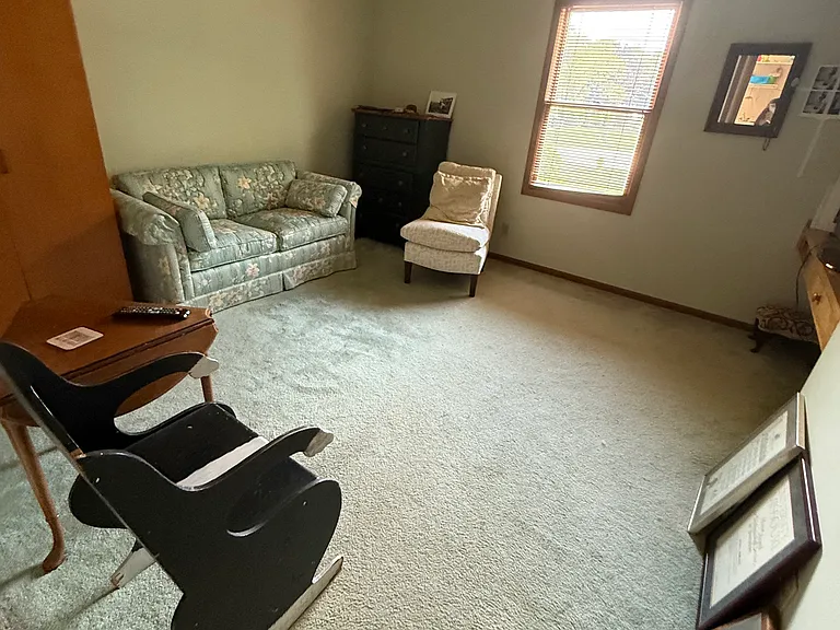 downstairs bedroom/office. if tenant wants to make this into a 5th bedroom i will turn into a bedroom at no extra charge