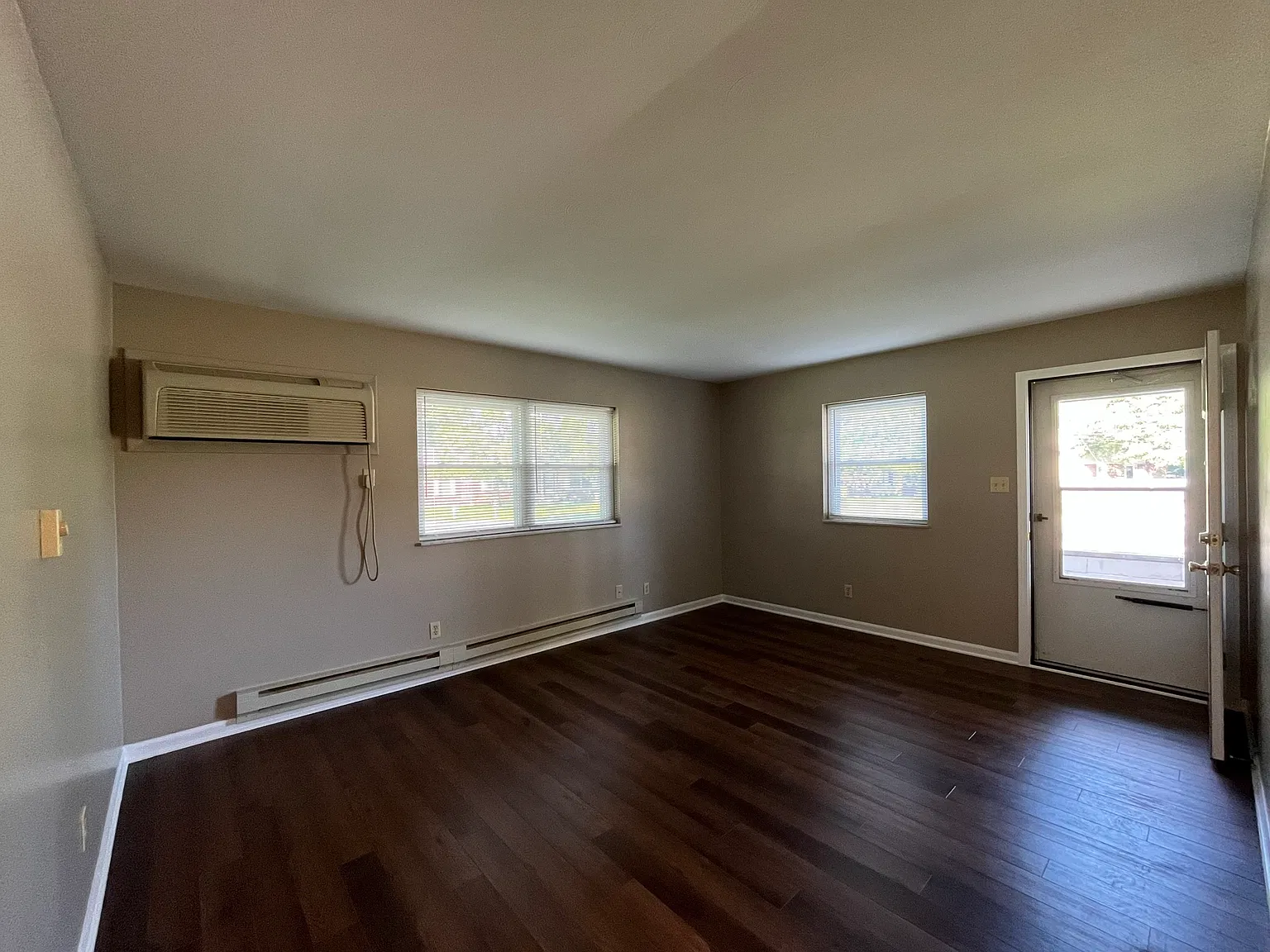 1 bed, 1.5 bath, 576 sqft, $1,000 — Photo 4