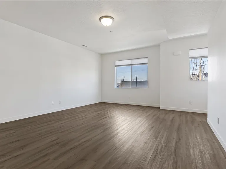 238 W Paramount Ave — Photo 18