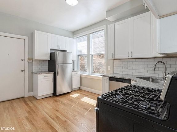 2nd image of 1856 N Winchester Ave APT 2