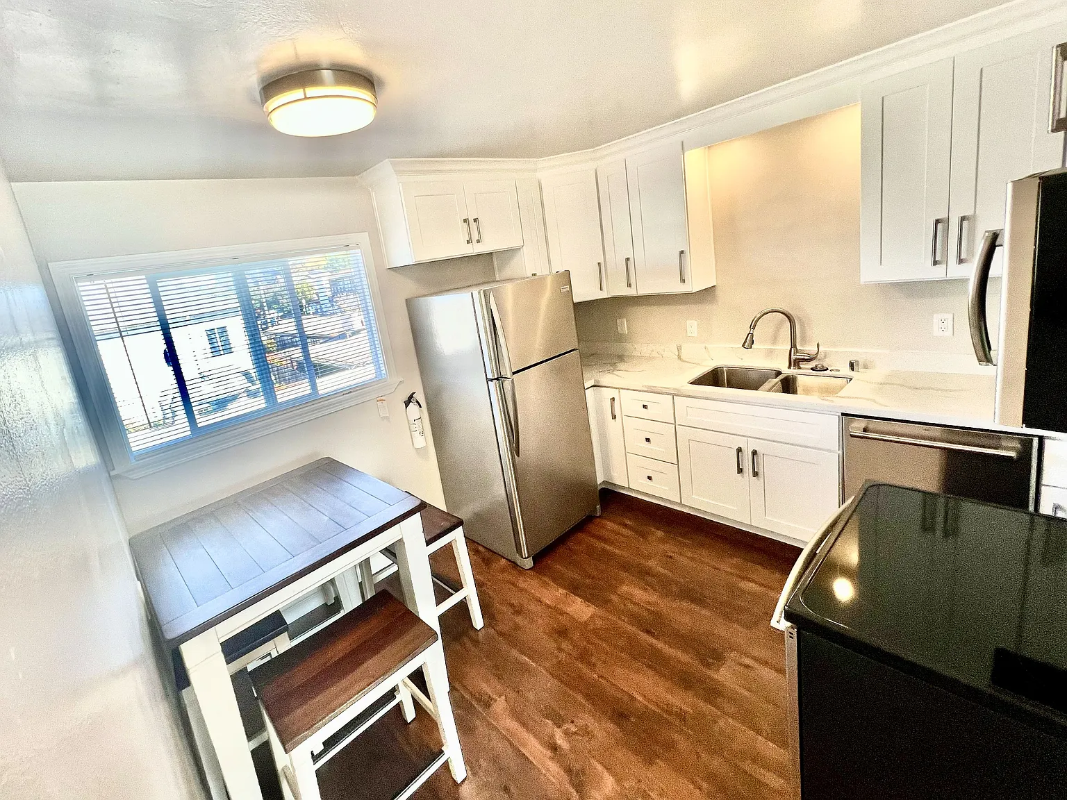 2 bed, 850 sqft, $2,795 — Photo 3