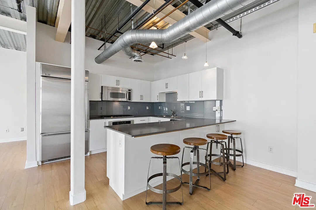 2 bed, 2.0 bath, 1090 sqft, $3,600 — Photo 3
