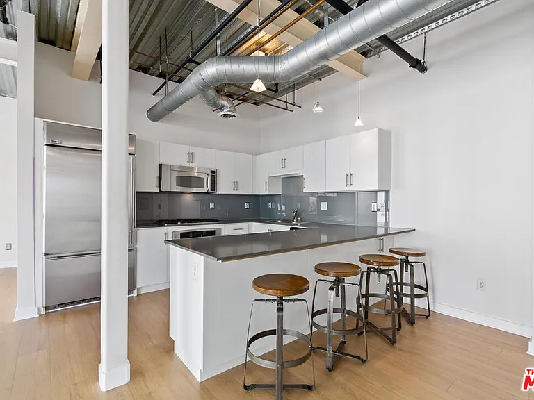 330 E 11th St #607 — Photo 3