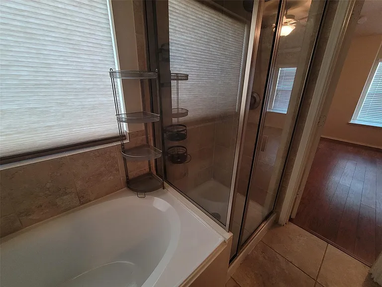 8913 Eastwood Ave — Photo 9