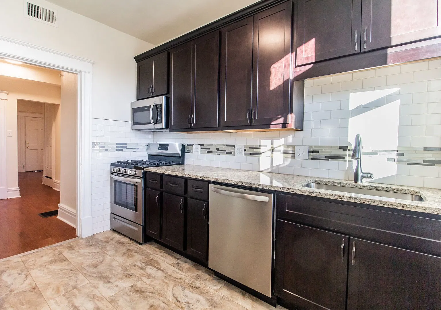 Introducing our newly rehabbed 2-bedroom apartment in the heart of St. Louis! Fall move in special. — Photo 1