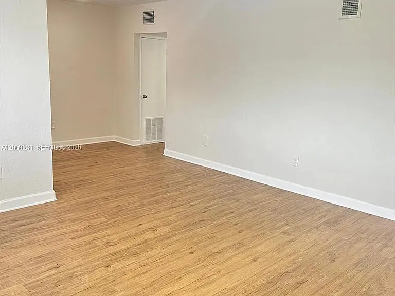 8271 Crespi Blvd #5 — Photo 3