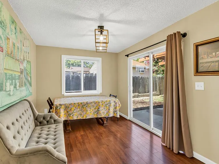 1194 Rosemary Ln — Photo 7