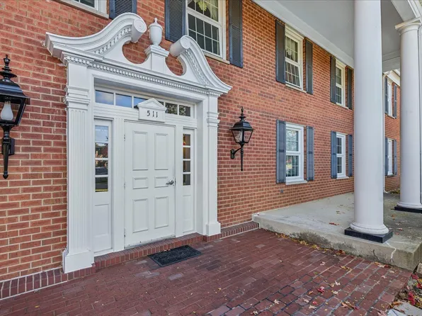 511 Coventry Ln APT 2, Crystal Lake, IL 60014