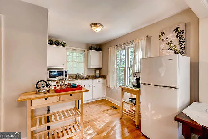 203 E Davis St — Photo 4