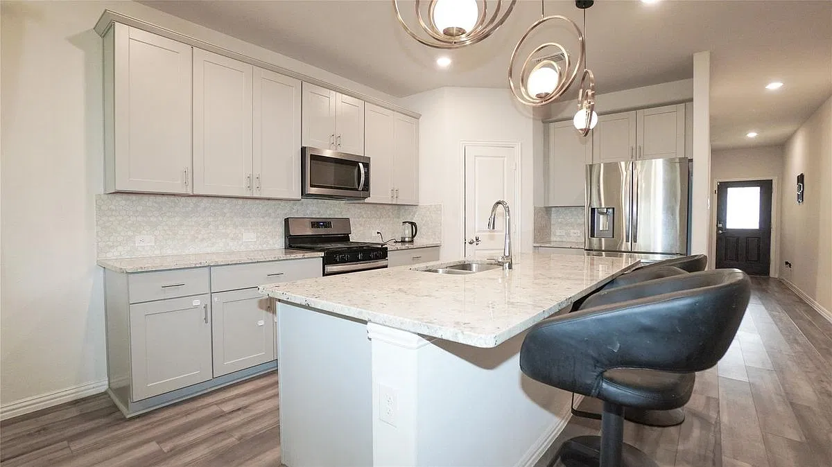 4 bed, 2.5 bath, 2647 sqft, $2,500 — Photo 3
