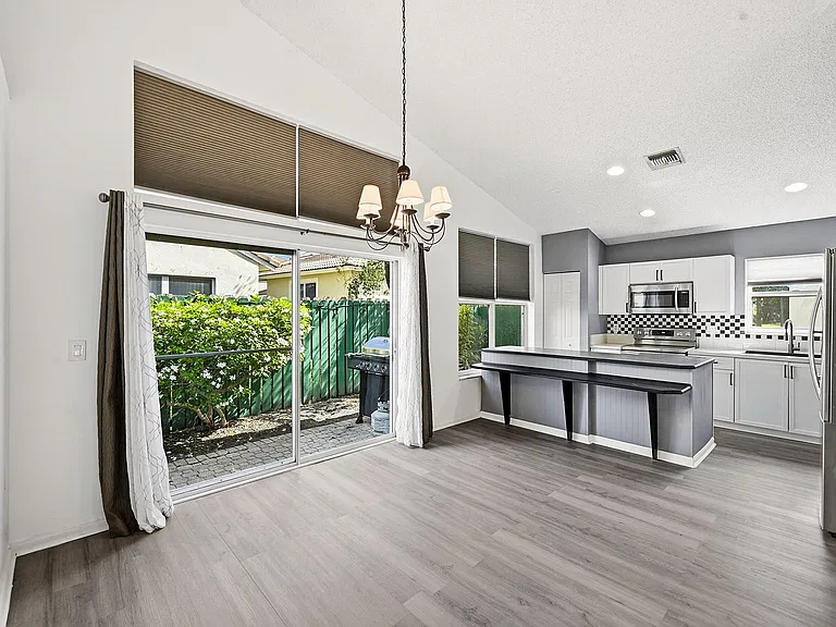 1852 Capeside Cir — Photo 12