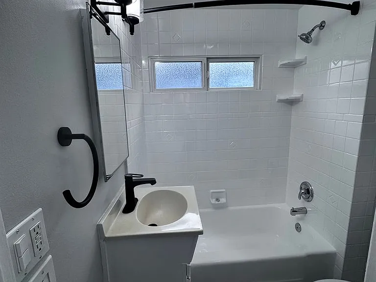 Modern Bungalow Located Blocks from Crescent Bay Beach-In Unit Laundry Included — Photo 23