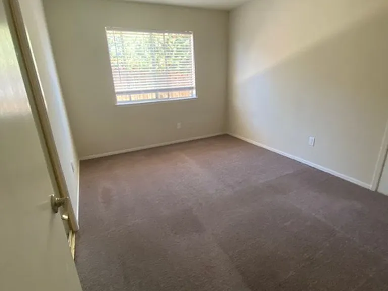 561 Amanda Ct — Photo 30