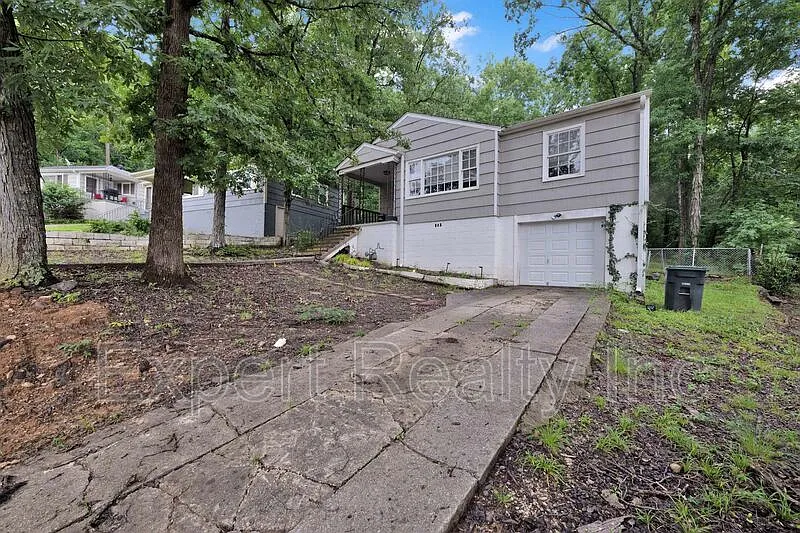 3 bed, 1.0 bath, 1060 sqft, $1,150 — Photo 2