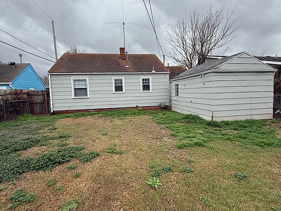 4th image of 219 W Douglas Dr