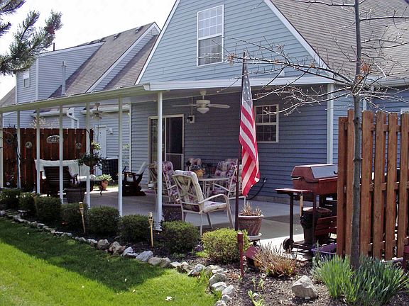 Lg Covered Conrete Patio w/Ceiling Fans