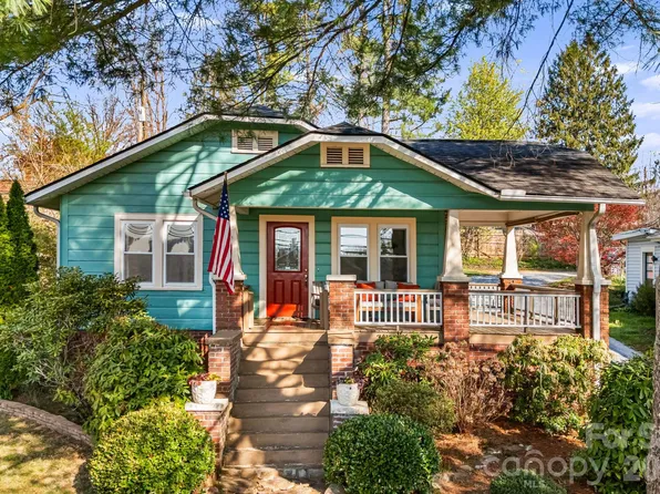 1207 Willow Rd, Hendersonville, NC 28739