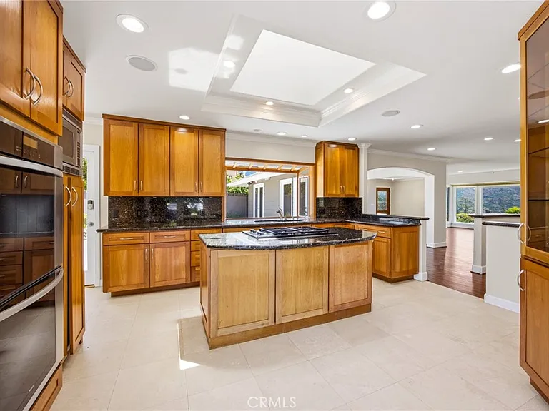 1840 Temple Hills Dr — Photo 16