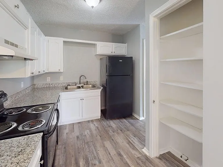 Davis Square Apartments — Photo 27