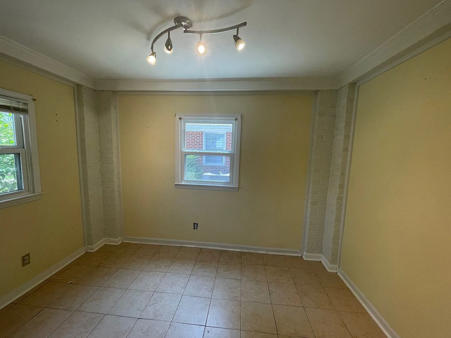 2 Bedroom 1 Bath Bungalow in Rosewood — Photo 4