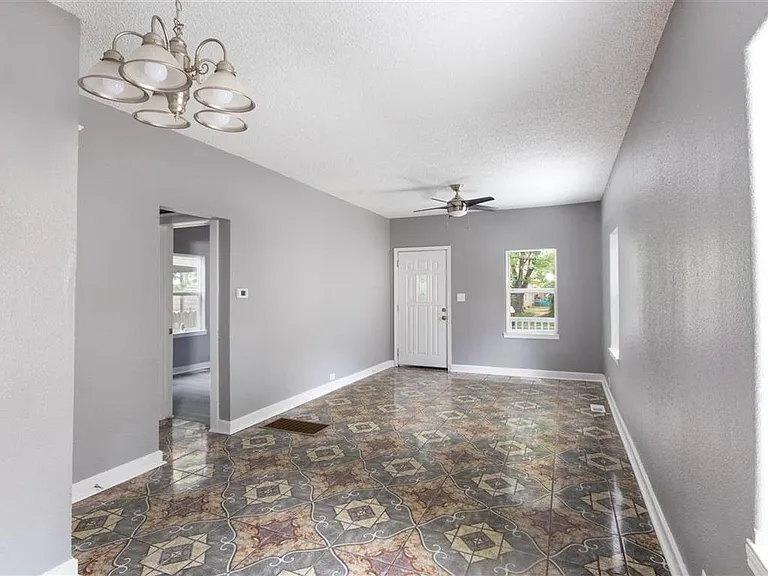 1903 N Jackson Ave — Photo 2
