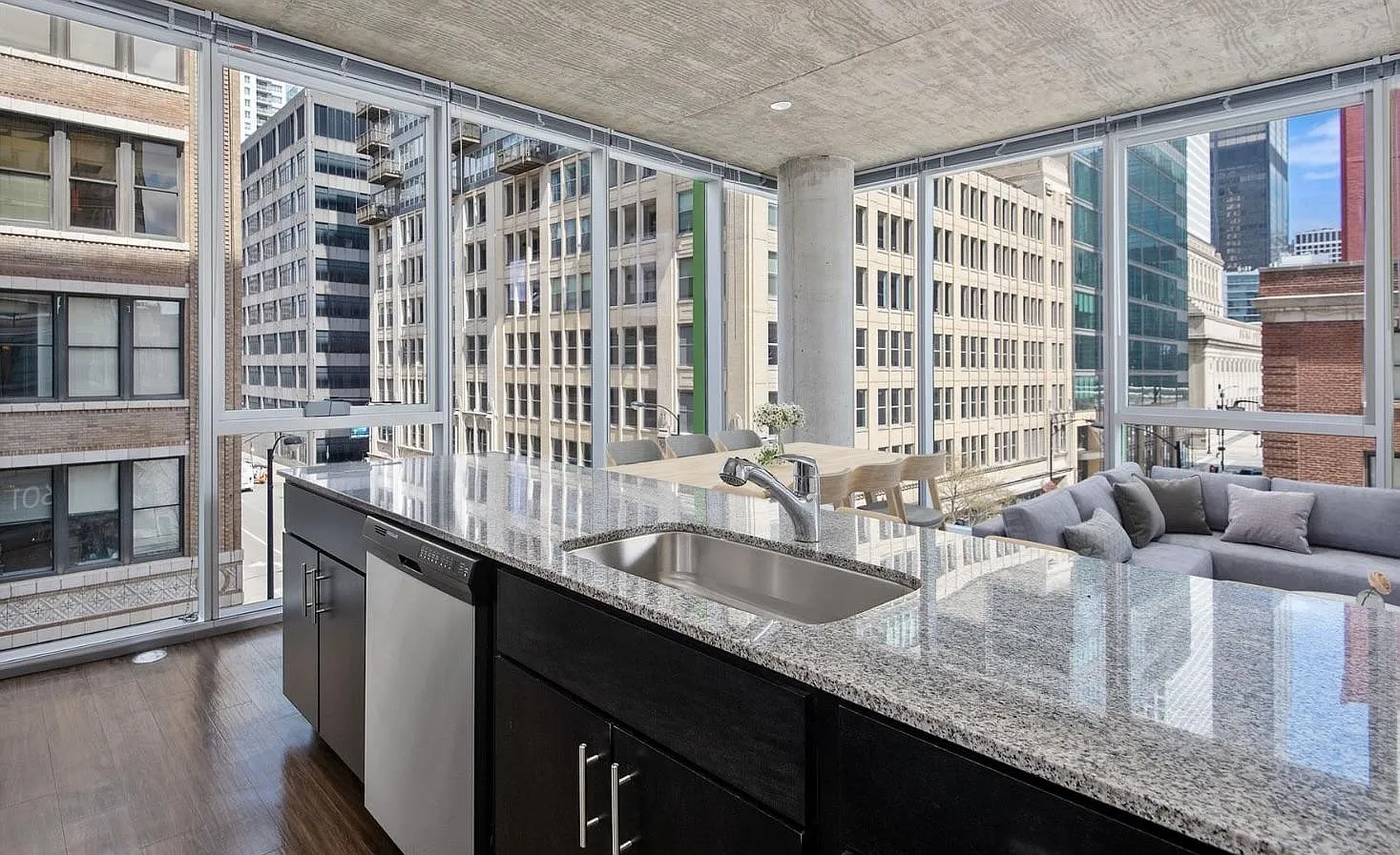 2 bed, 920 sqft, $3,999 — Photo 2