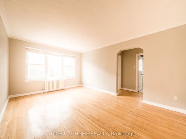 340 Lakeshore Rd W #4, Mississauga, ON L5H 1H1