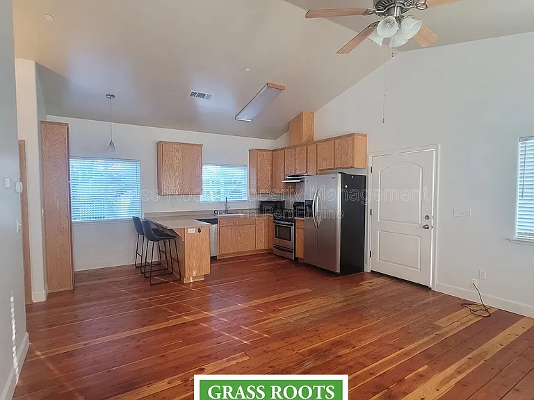152 W Empire St — Photo 2