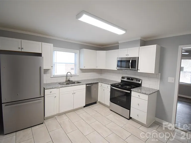 924 Edgegreen Dr — Photo 8