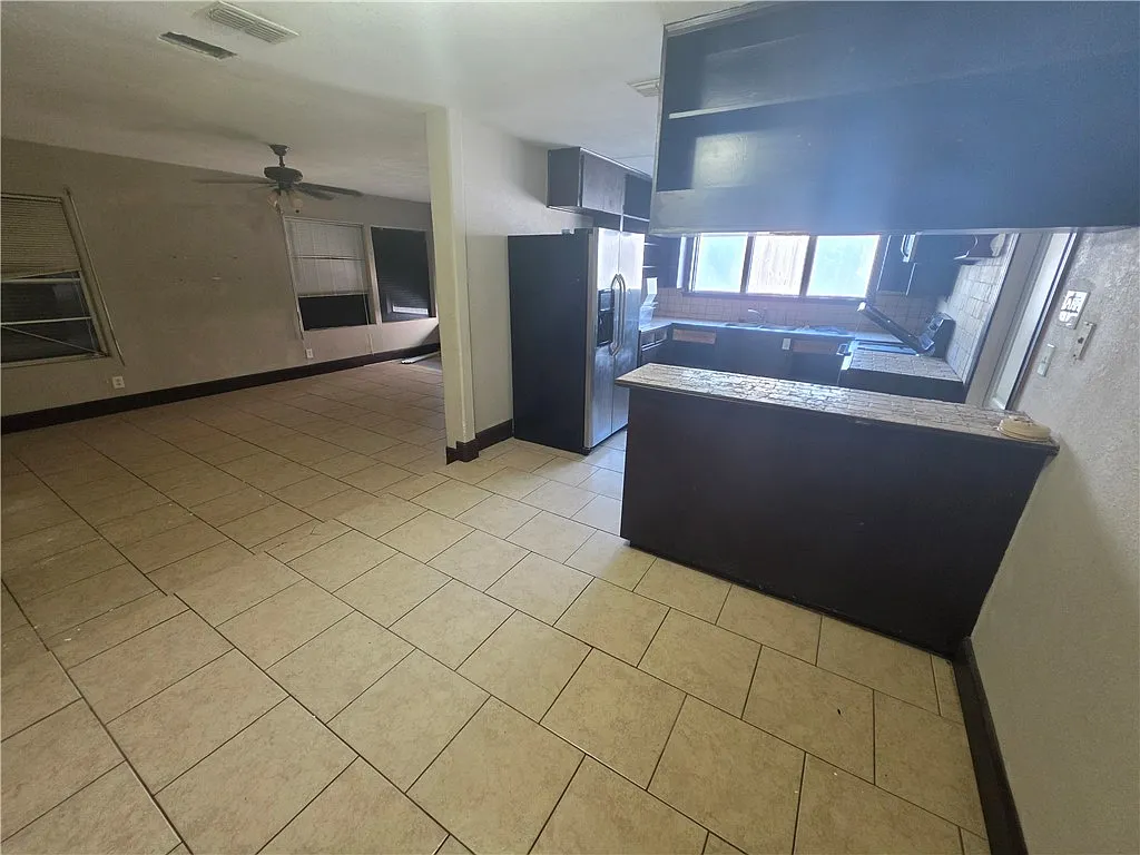 3 bed, 1.0 bath, 1483 sqft, $1,395 — Photo 3