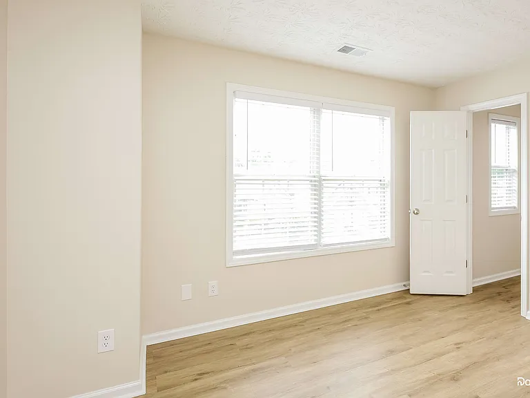 995 Clairidge Ln SW — Photo 5