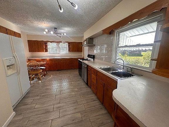 5th image of 519 Shaw St