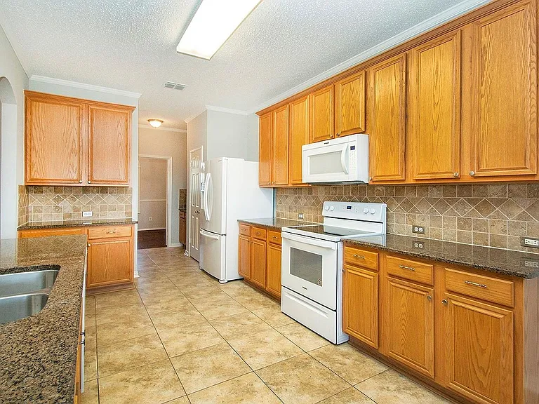 406 Leameadow Dr — Photo 6
