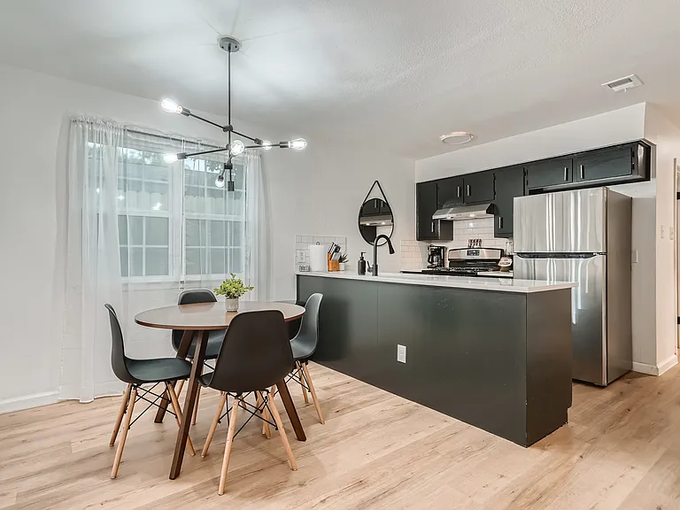 306 E Powell Ln — Photo 10