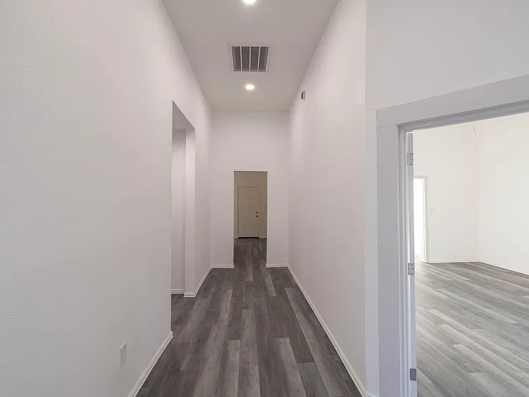 415 W 7th St — Photo 11