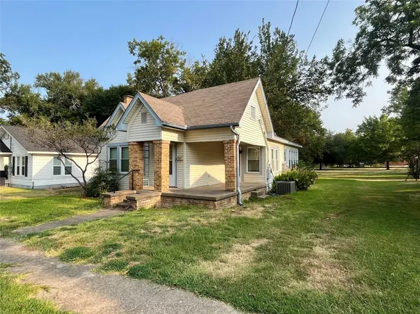 312 W McDonald St, Mineola, TX 75773