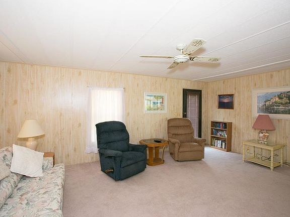5th image of 902 Oleander Cir