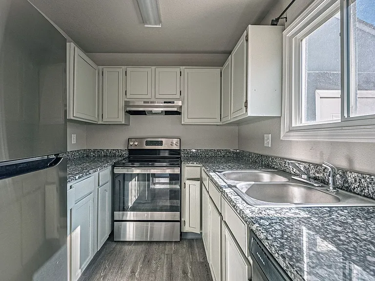 221 N Race St #D — Photo 16