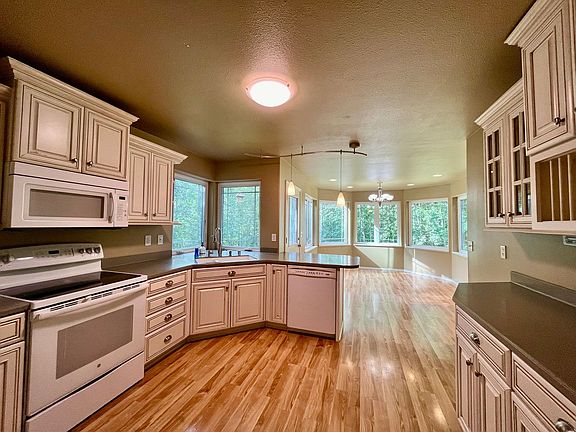 3rd image of 905 Fitz Ct