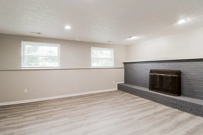 608 Jeffery Ct — Photo 2