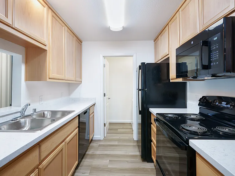 Woodland Hills Apartments — Photo 8